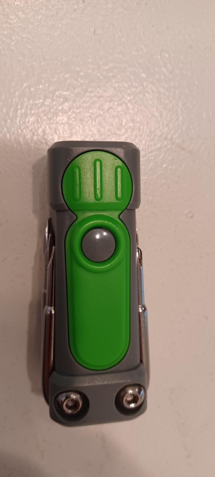 Dual LED flashlight six screwdriver pocket toolkit