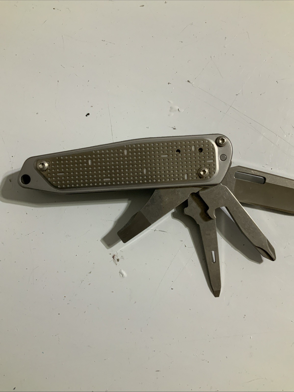 Leatherman FREE T2 Pocket Knife Multi-tool. Excellent condition – V12
