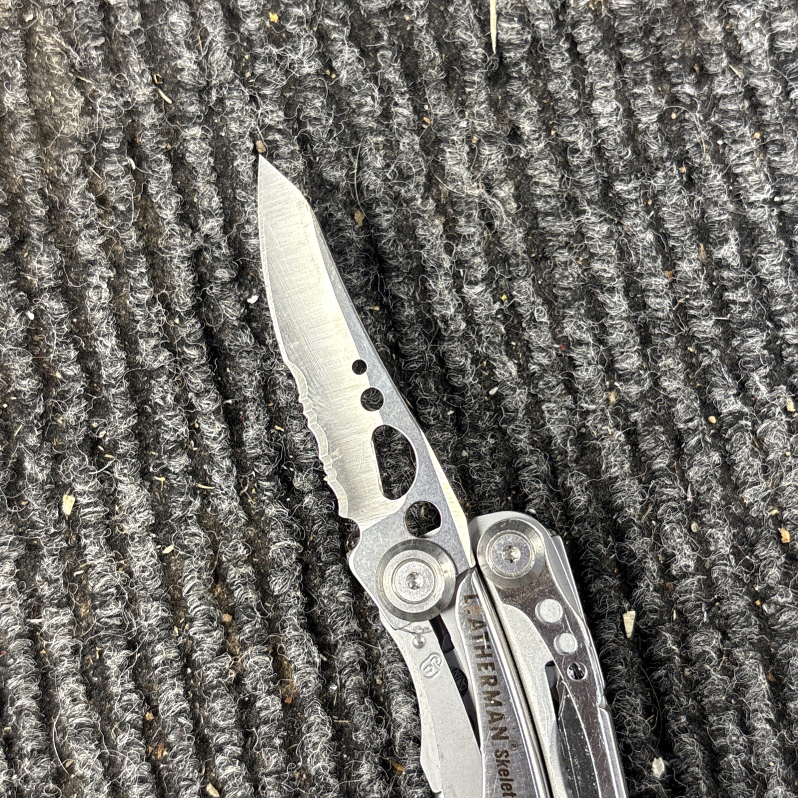 LEATHERMAN Skeletool Multi Tool – Combo Edge Blade Knife Pliers Carabiner (068)