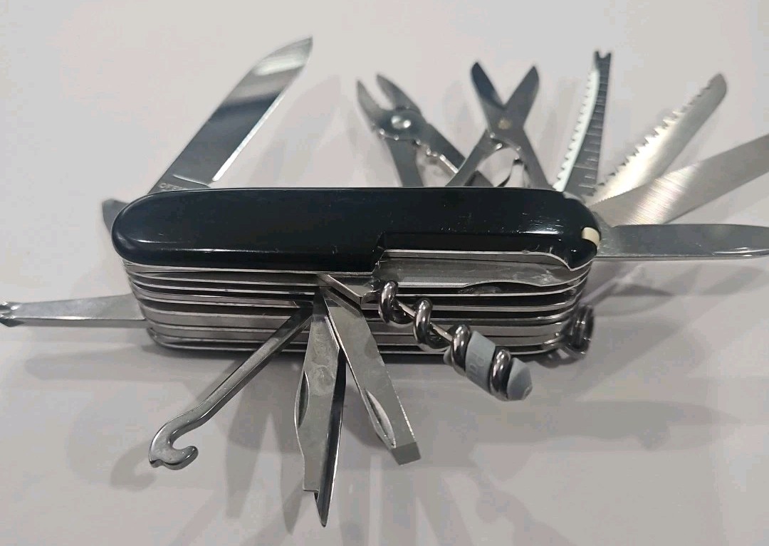Victorinox SwissChamp Swiss Army Knife 33 Function Multi Tool Pocket Black L2