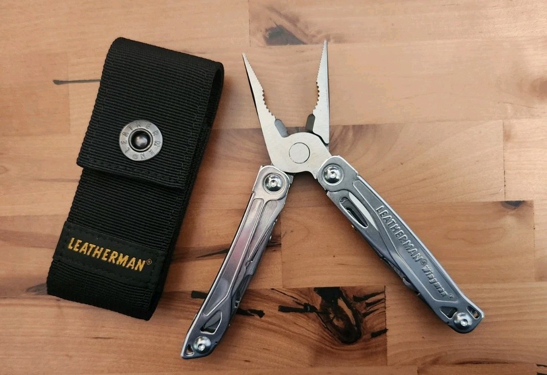 Leatherman Wingman Multitool Spring-Action Pliers Scissors w/ Sheath – New U22