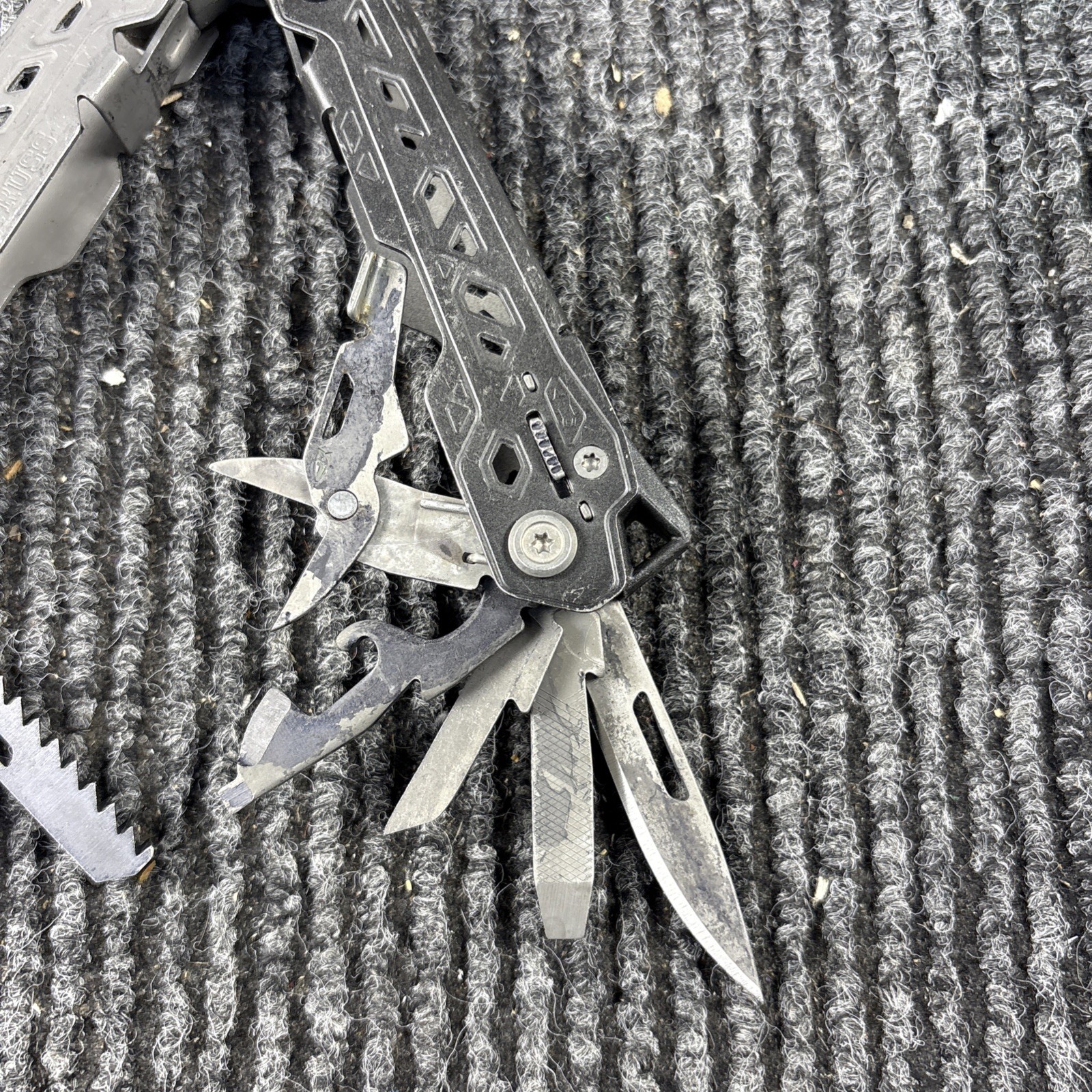 One Gerber Truss 17-in-1 Pliers Multi Tool TSA – Gray (014)