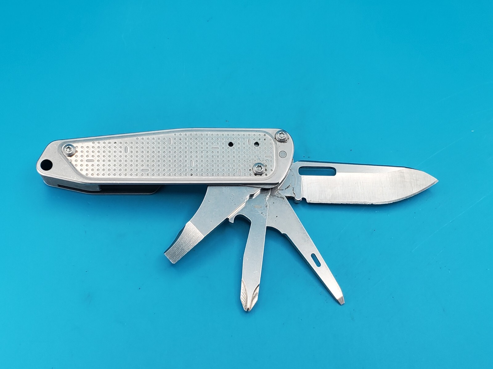 Leatherman FREE T2 Pocket Knife Multi-tool!