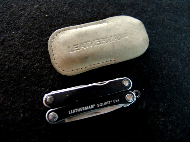 LEATHERMAN SQUIRT ES4-ELECTRICIAN WIRE STRIPPER MULITOOL-RETIRED- LEATHER POUCH