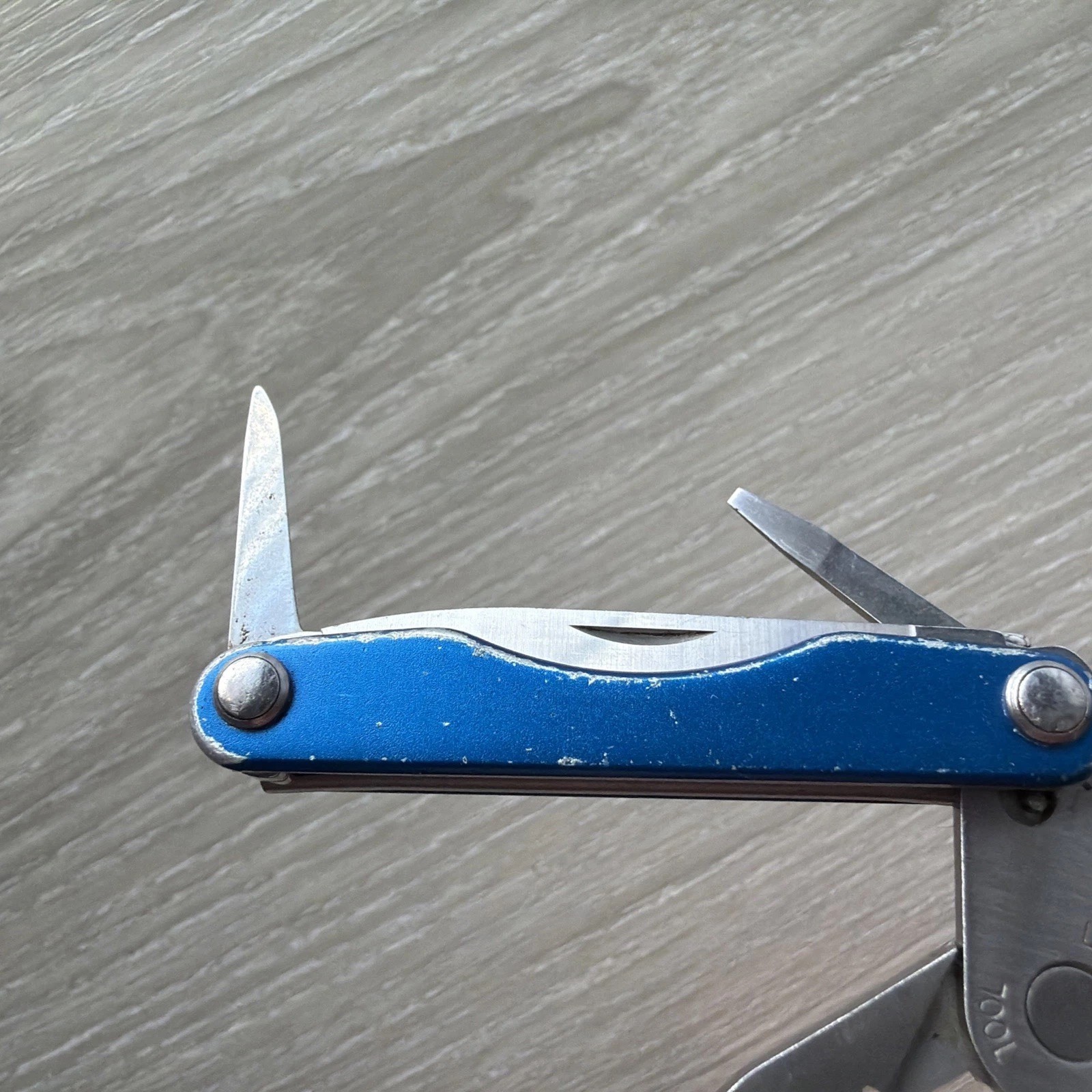 Leatherman Squirt P4 MultiTool Plier Knife File Drivers Blue Metallic
