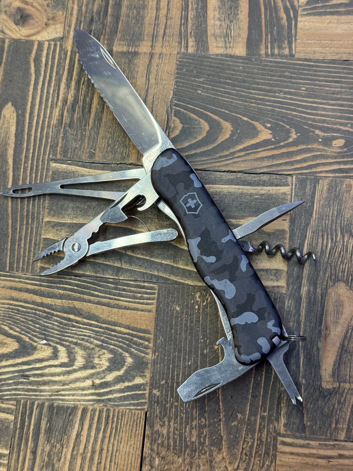 Victorinox Skipper 111mm Swiss Army Knife Lockblade Camo Gray Used