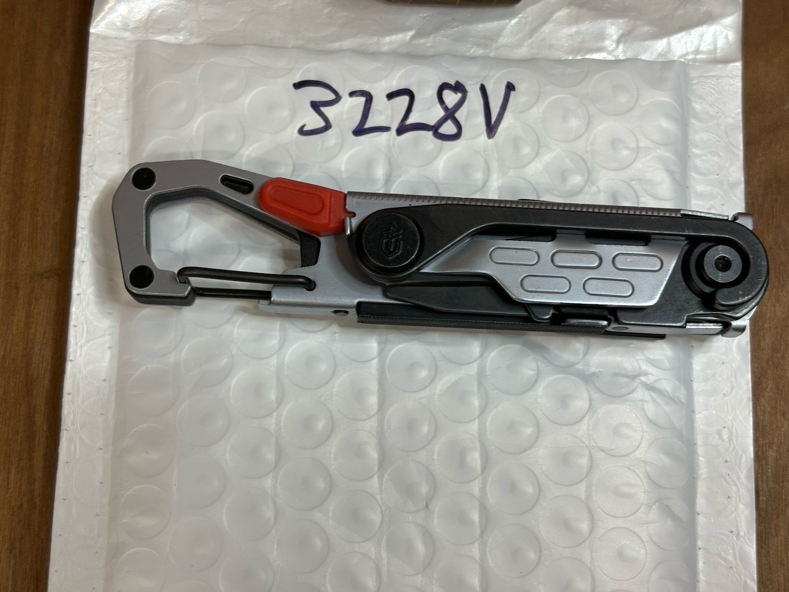 Gerber STAKE OUT Camp Tool 2.5″ Silver Plain Blade Carabiner 11 Tools EXCELLENT!