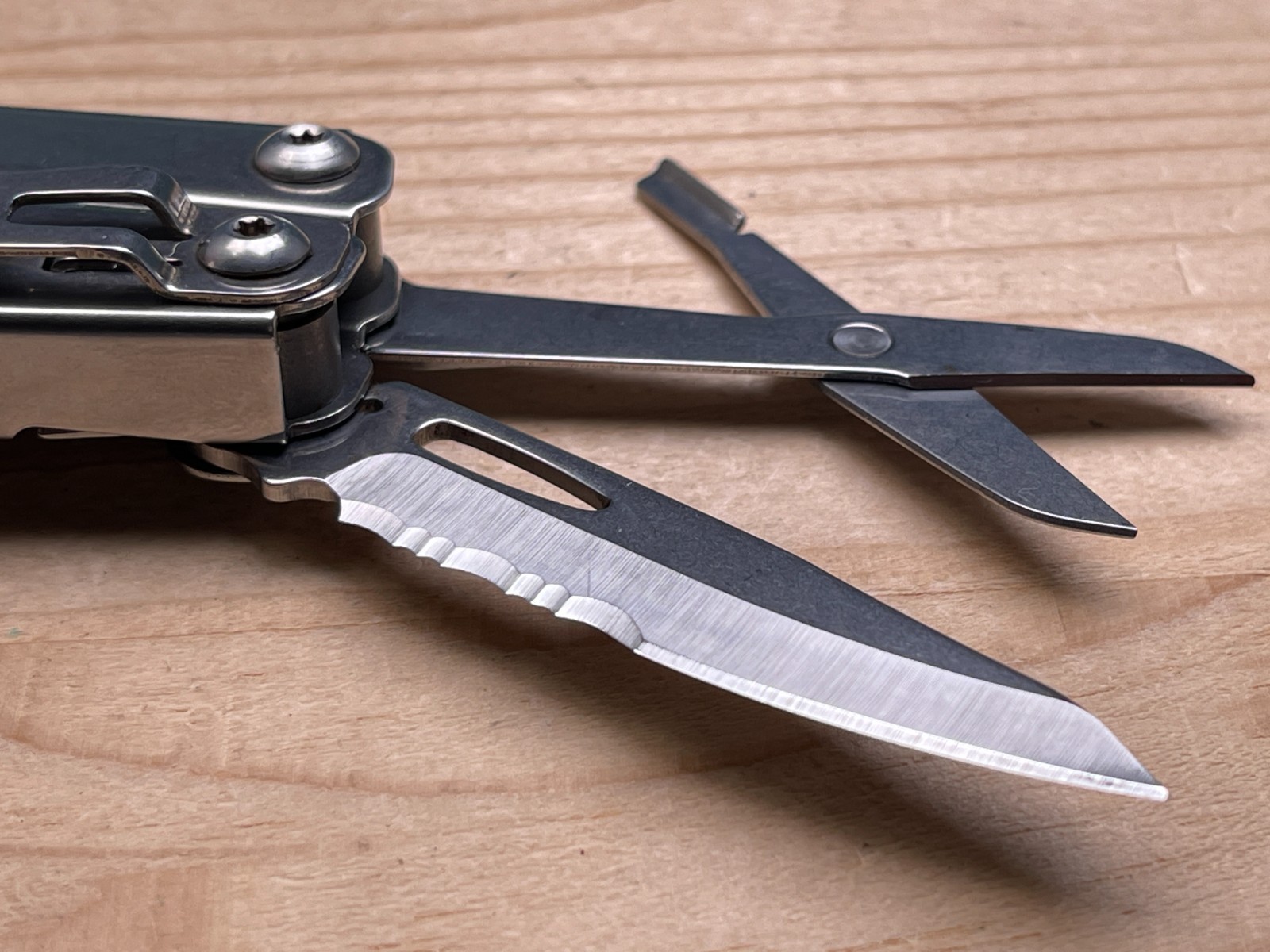 Leatherman Wingman Multi-Tool Knife 12/15 – Stainless Steel, Pocket Clip