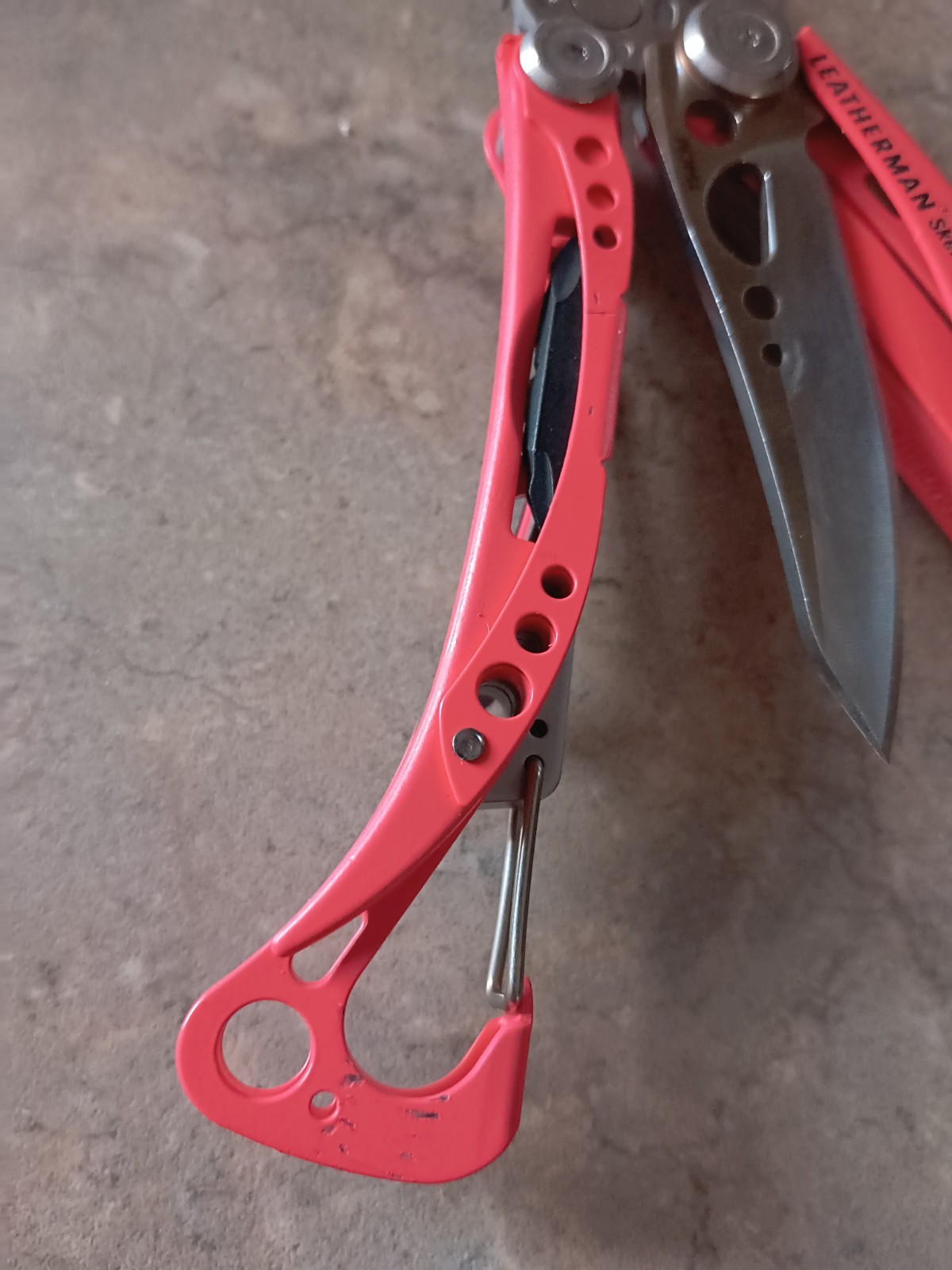 LEATHERMAN, Skeletool 7-In-1 Lightweight, Minimalist Multi-Tool Guava
