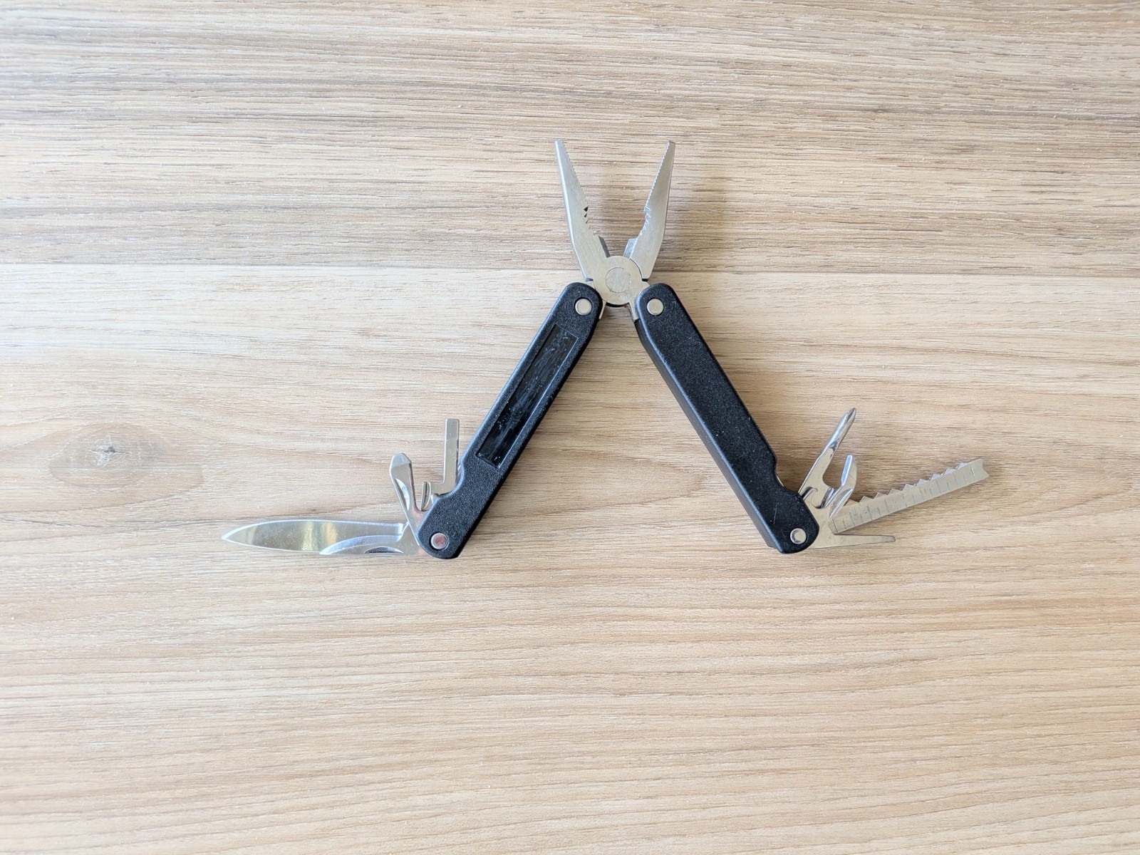 BARLOW MULTI FUNCTION TOOL – Multi Plier Saw Knife