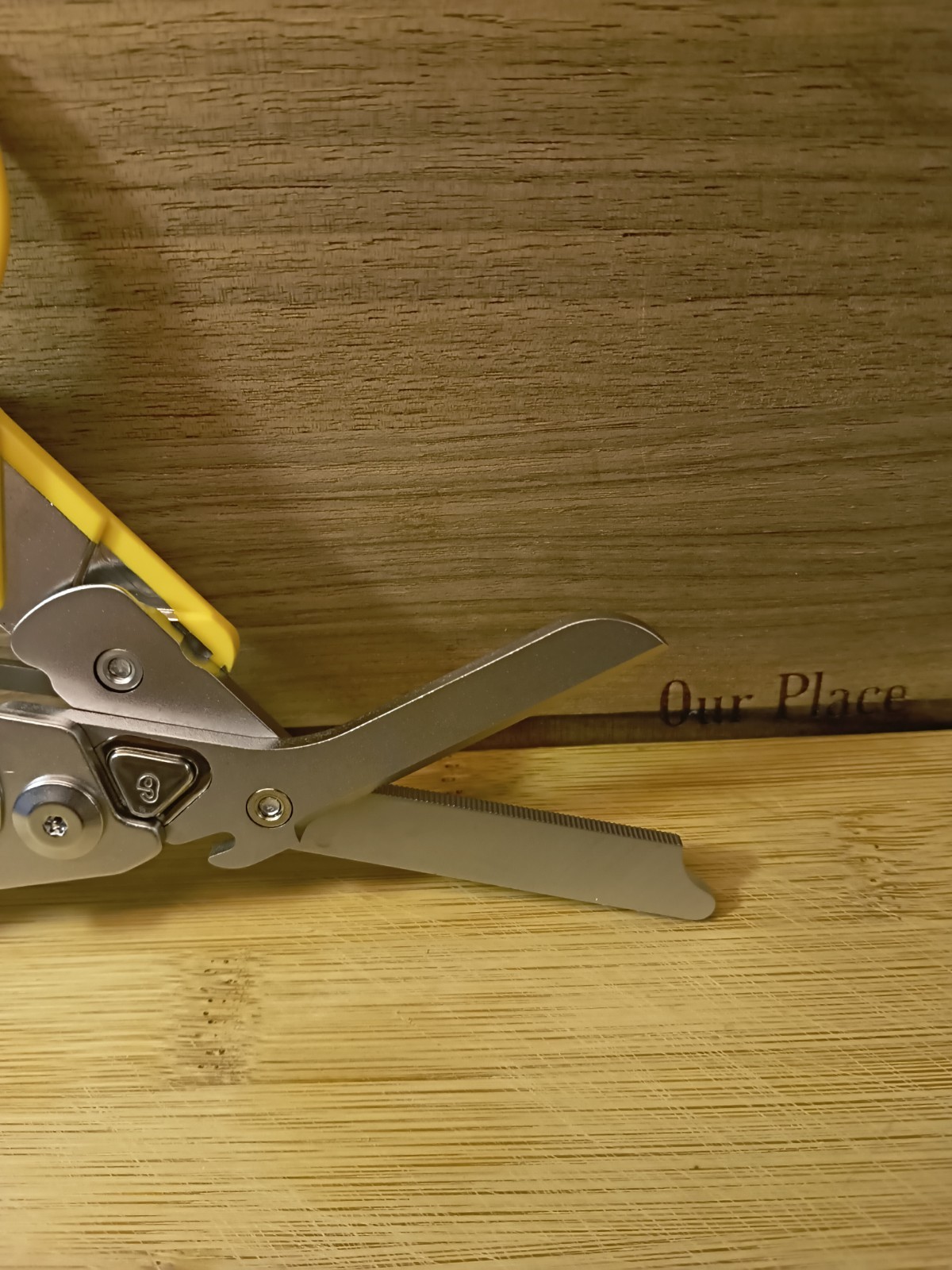 6 In 1 Trauma Shears Multi Tool Compared To Raptor Black/Yellow Carry Case Clip