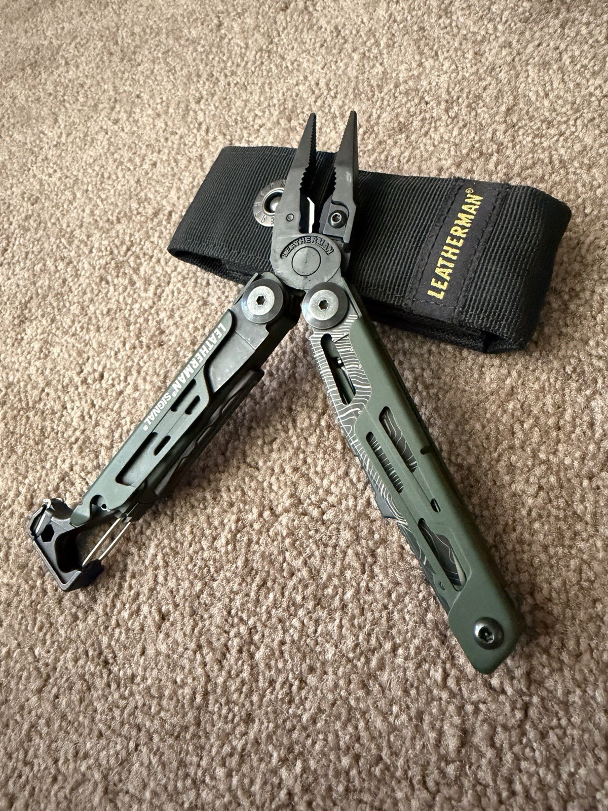 Leatherman Signal 19-in-1 Multi-Tool Forest green And black. New, Never Used.