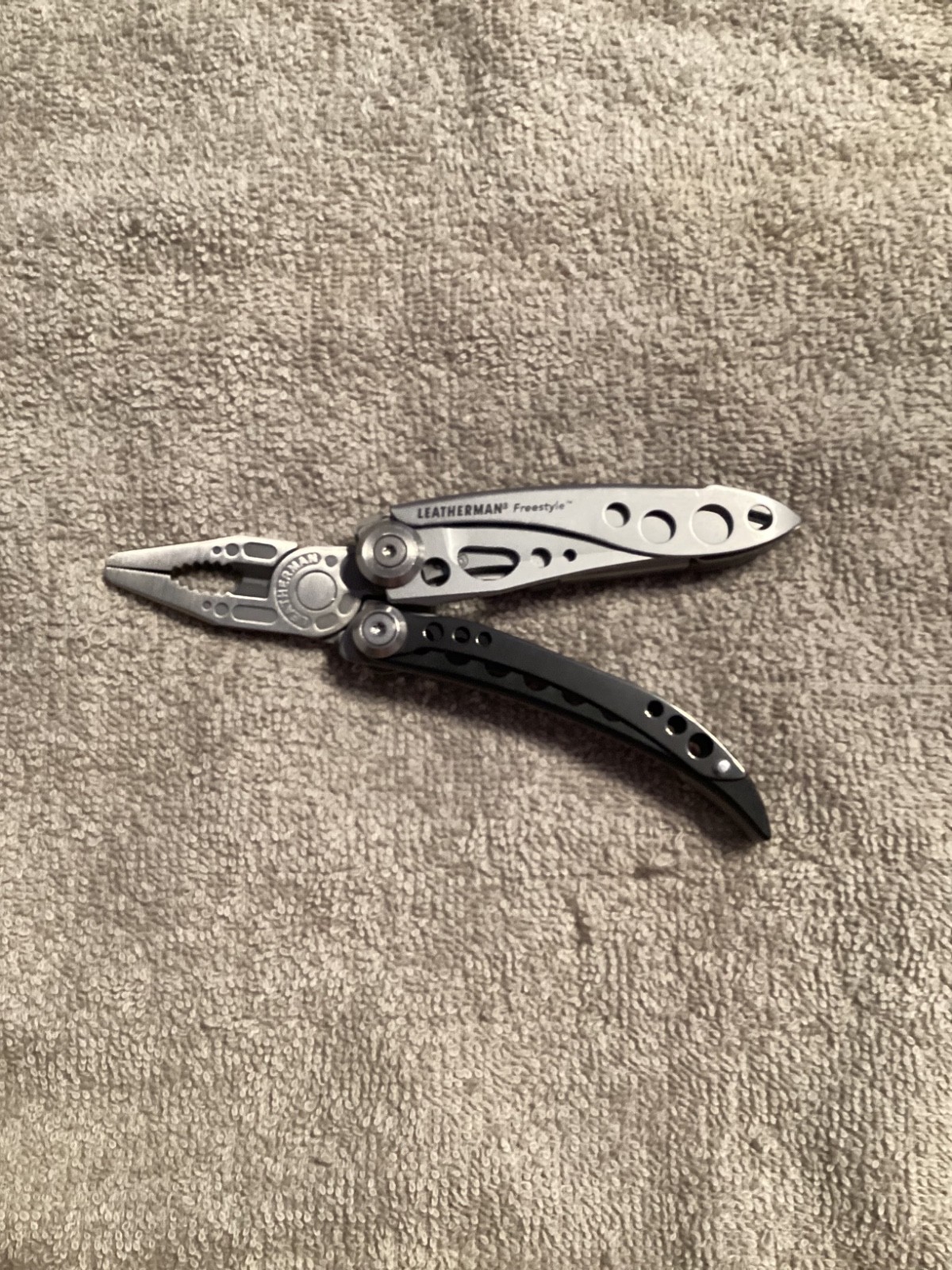 Leatherman FREESTYLE Multi Tool W/ Leather Pouch NEW