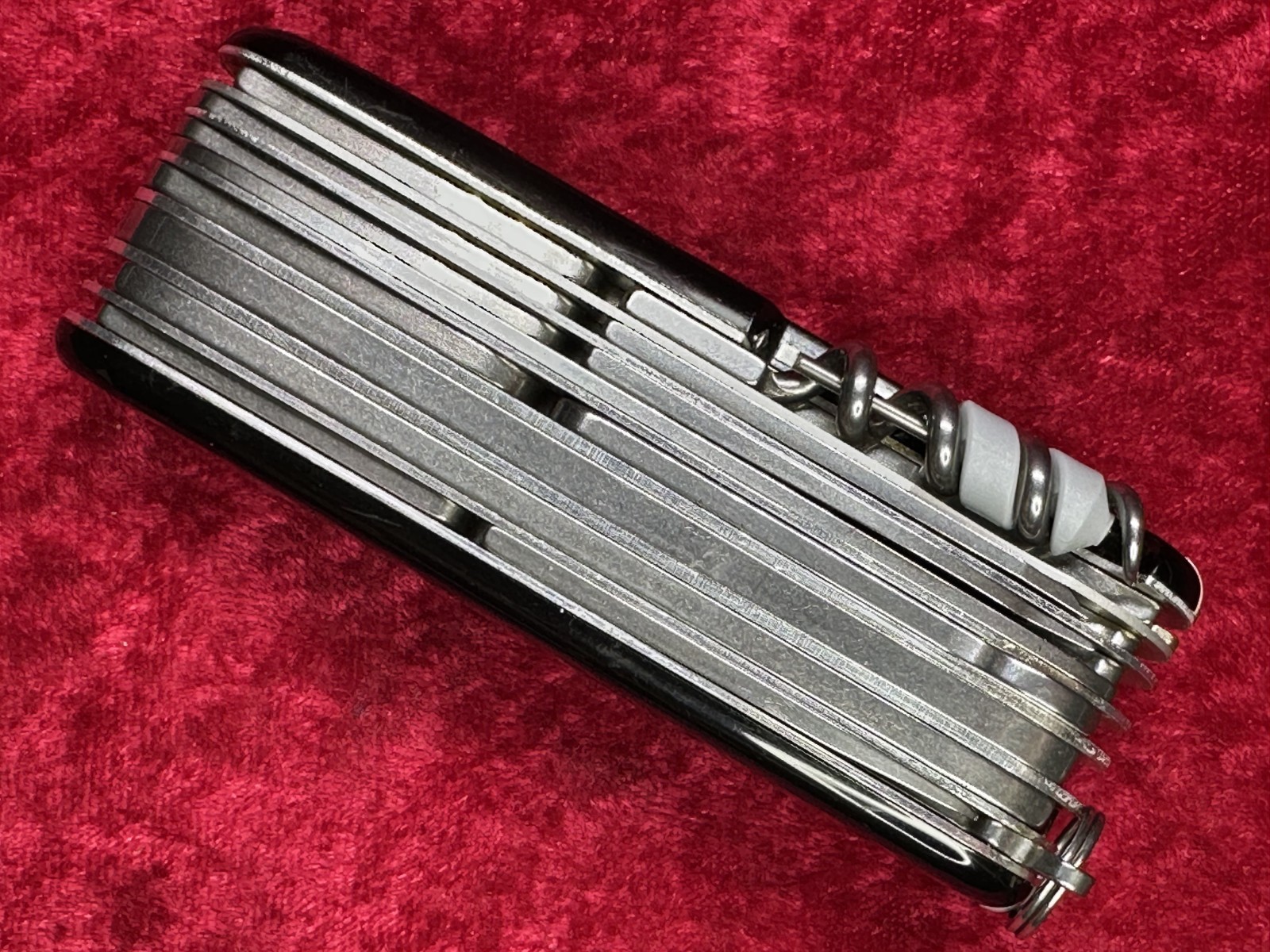 Victorinox SwissChamp Black Swiss Army Knife 91mm 22 Tool 8 Layer (685)