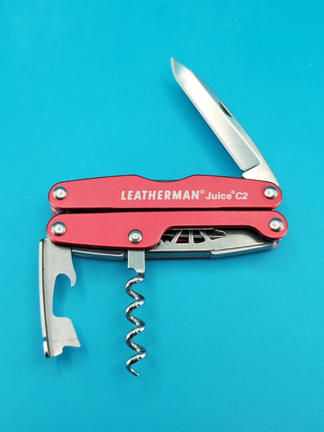 Leatherman Juice C2 Red Multi Tool! RETIRED! NICE! SIGNS & SHAPES
