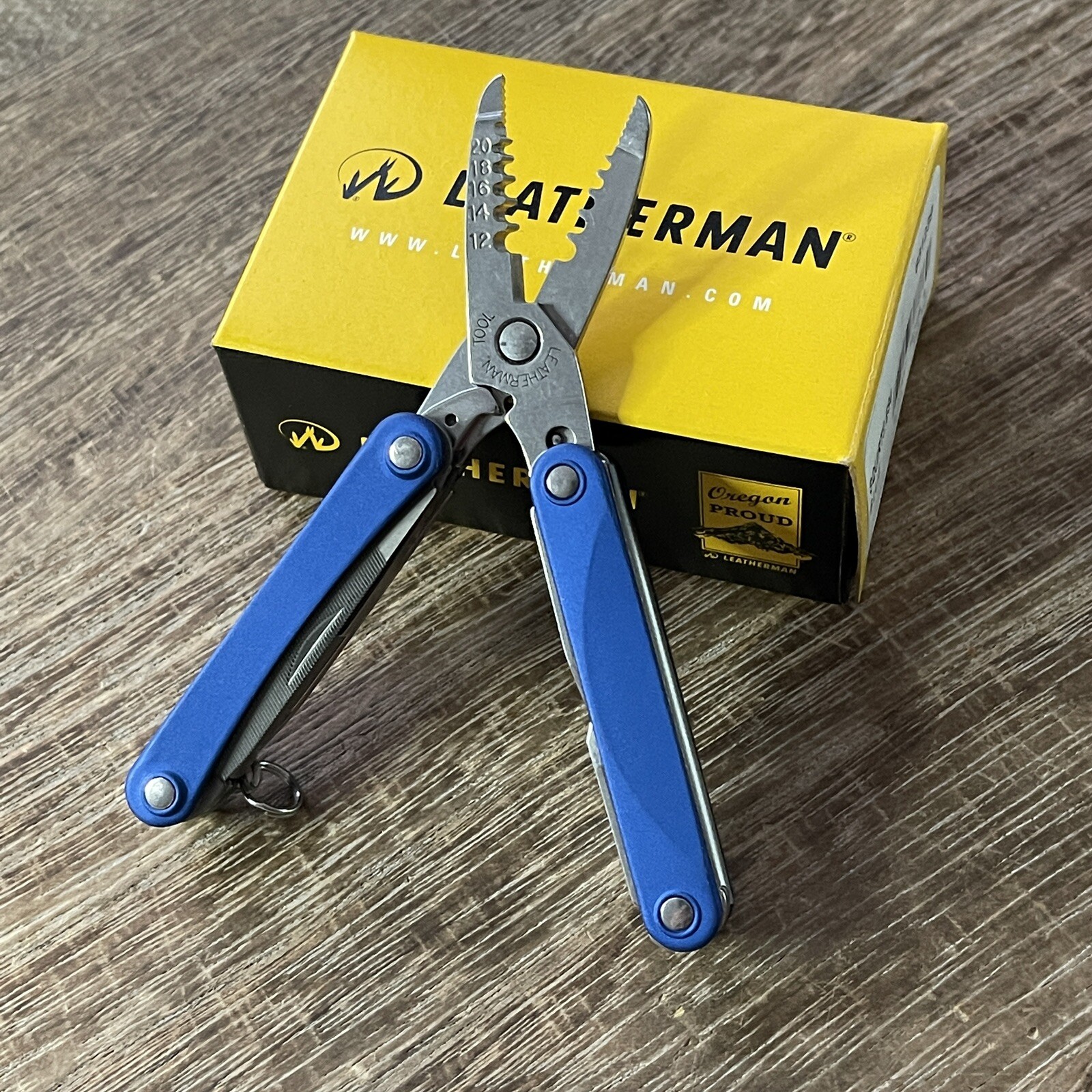 Leatherman Squirt ES4 Blue multitool for electricians. New. Discontinued.