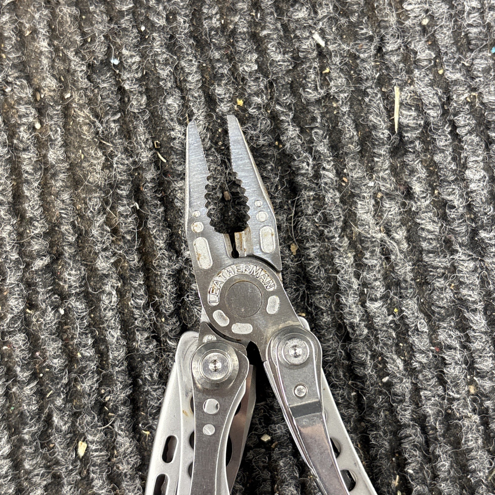 LEATHERMAN Skeletool Multi Tool – Combo Edge Blade Knife Pliers Carabiner (068)
