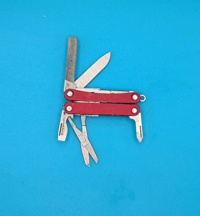 Leatherman SQUIRT PS4 Multi-Tool! RED! *BROKEN SCISSORS SPRING*