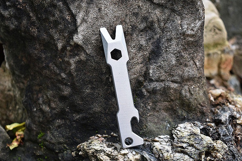 EDC Titanium Alloy Pry Bar Crowbar Wrench Opener Keychain Outdoor Multi Tools