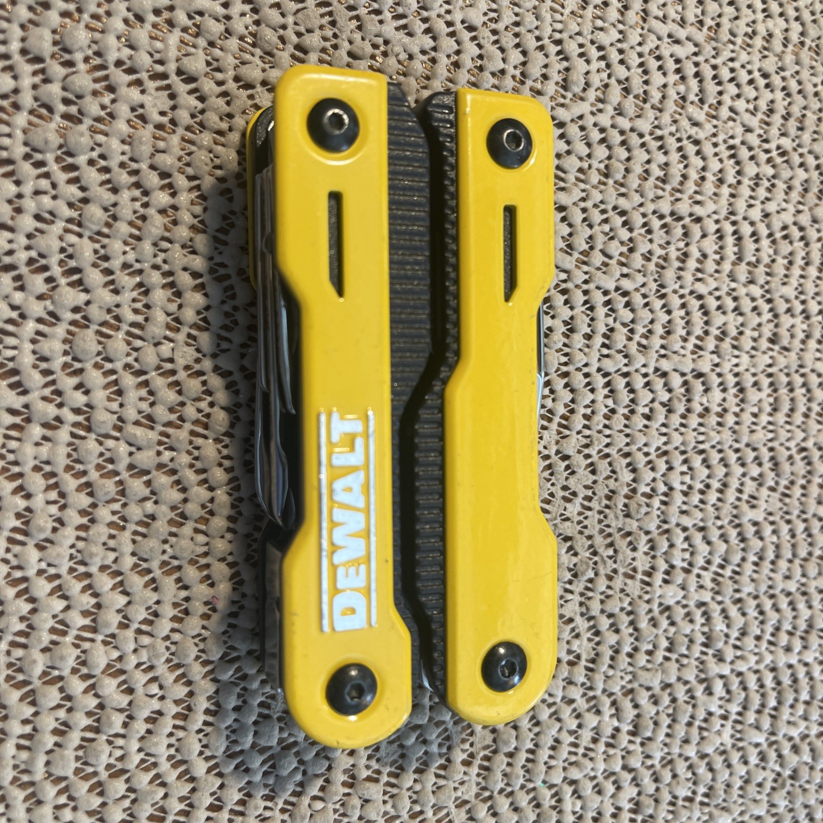 DeWalt 16-in-1 Multi-Tool W/Pliers/Knife/Screwdrivers/Openers/Liner Lock Blade