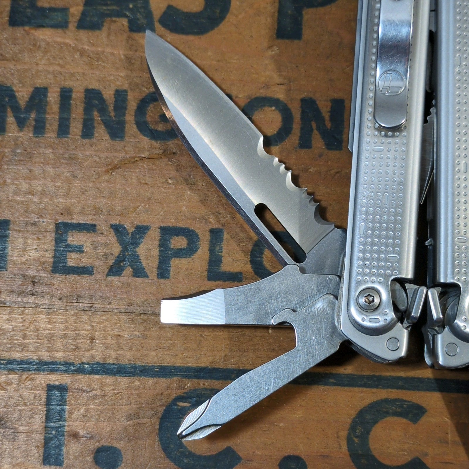 Leatherman FREE P2 Multitool Magnetic Lock 19 Tools Stainless Steel