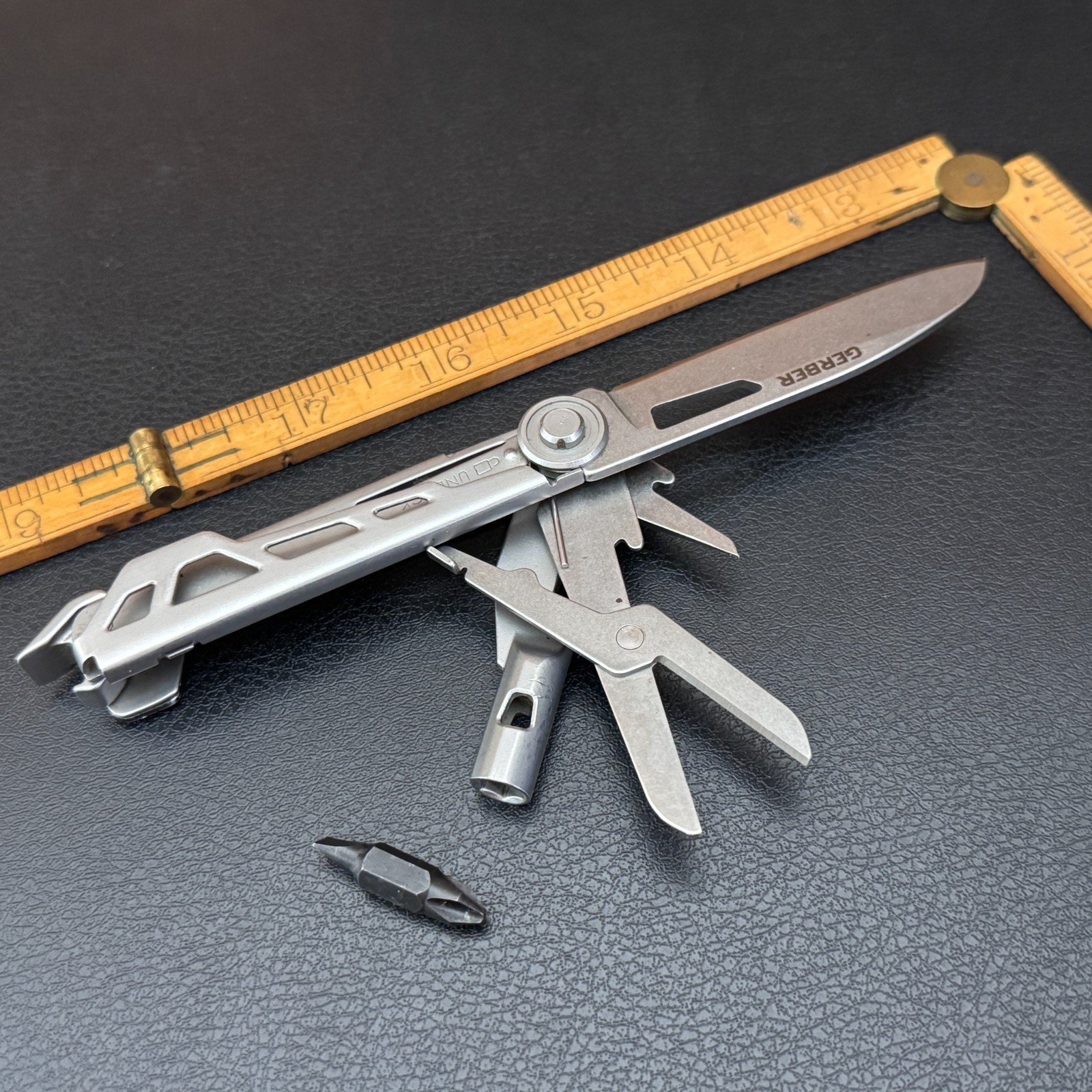 GERBER Gear ARMBAR Drive 8-in-1 Pocket Knife Multi-Tool, Black/Silver 8970521A