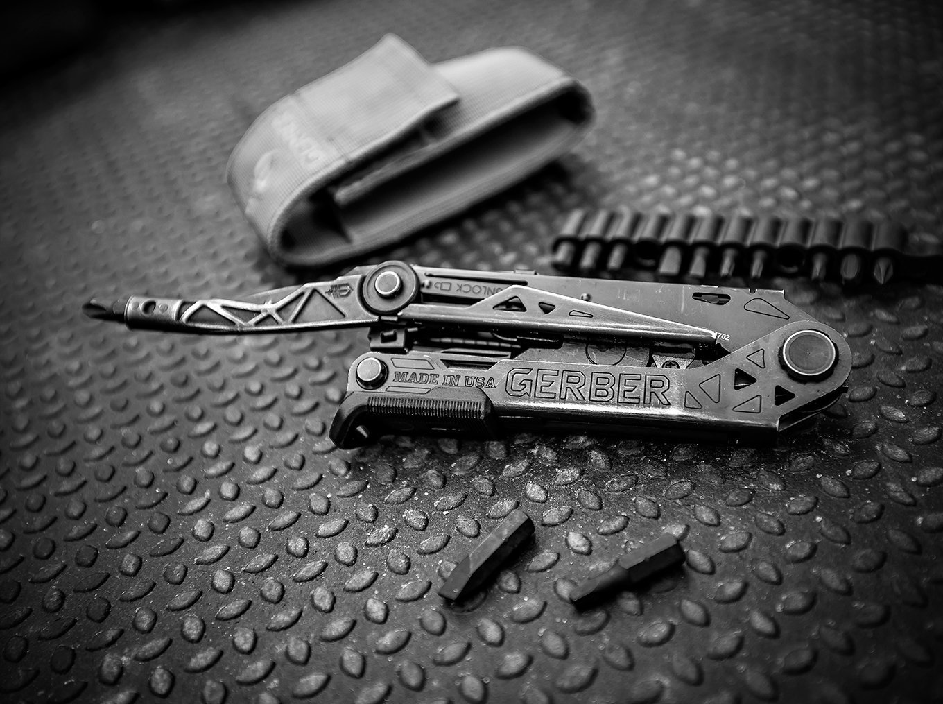 GERBER CENTER DRIVE BLACK MULTI-PLIER WITH MOLLE POUCH & BIT KIT MULTITOOL