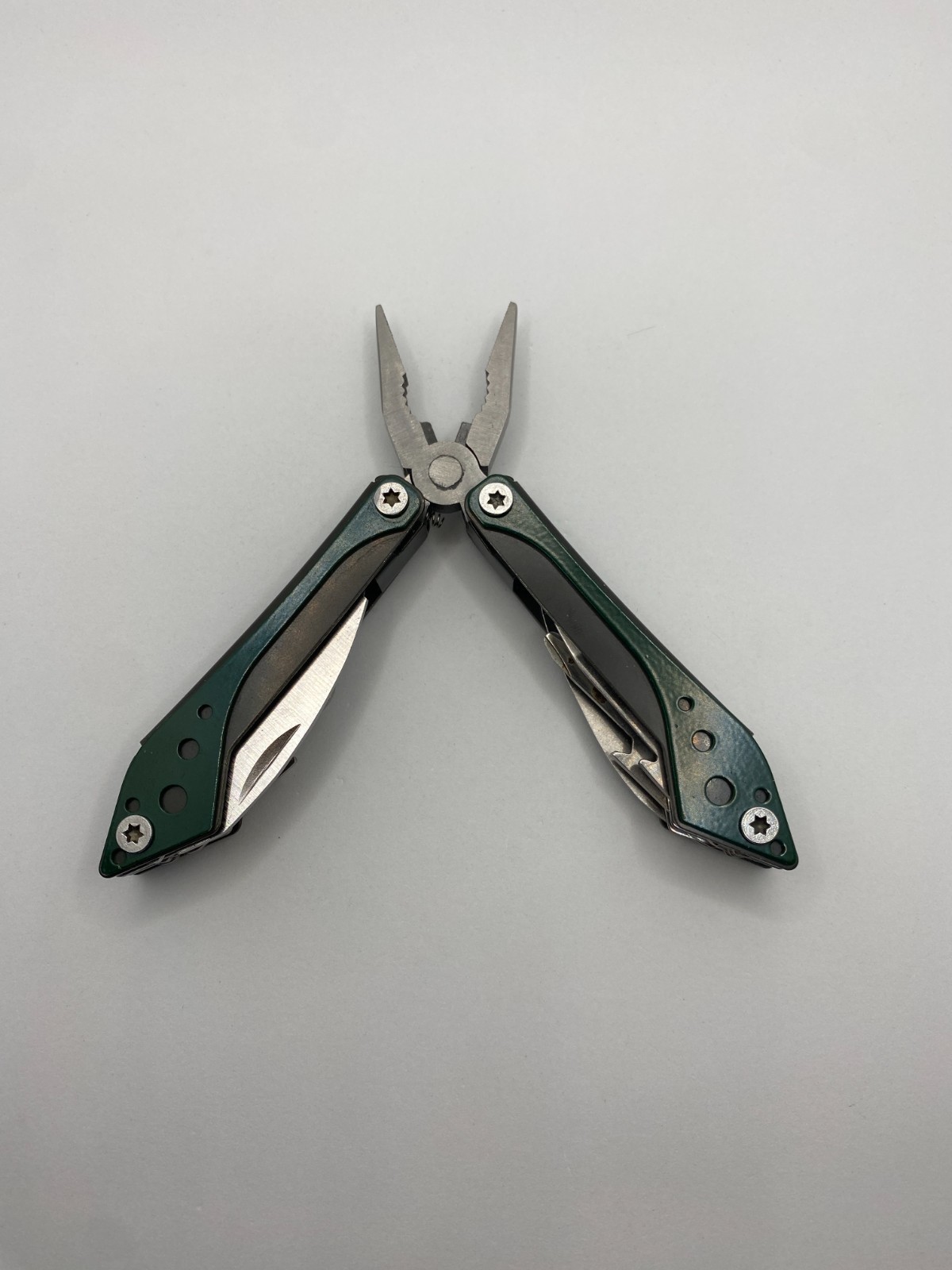 Cabela’s Multitool – Dark Green with Pliers + Scissors – 7 tool multitool