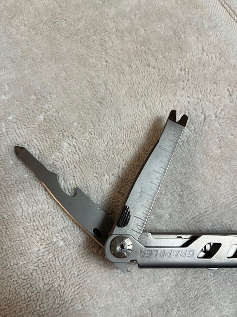 Gerber Grappler Multi tool w/locking pliers. Near Mint condition w/Case