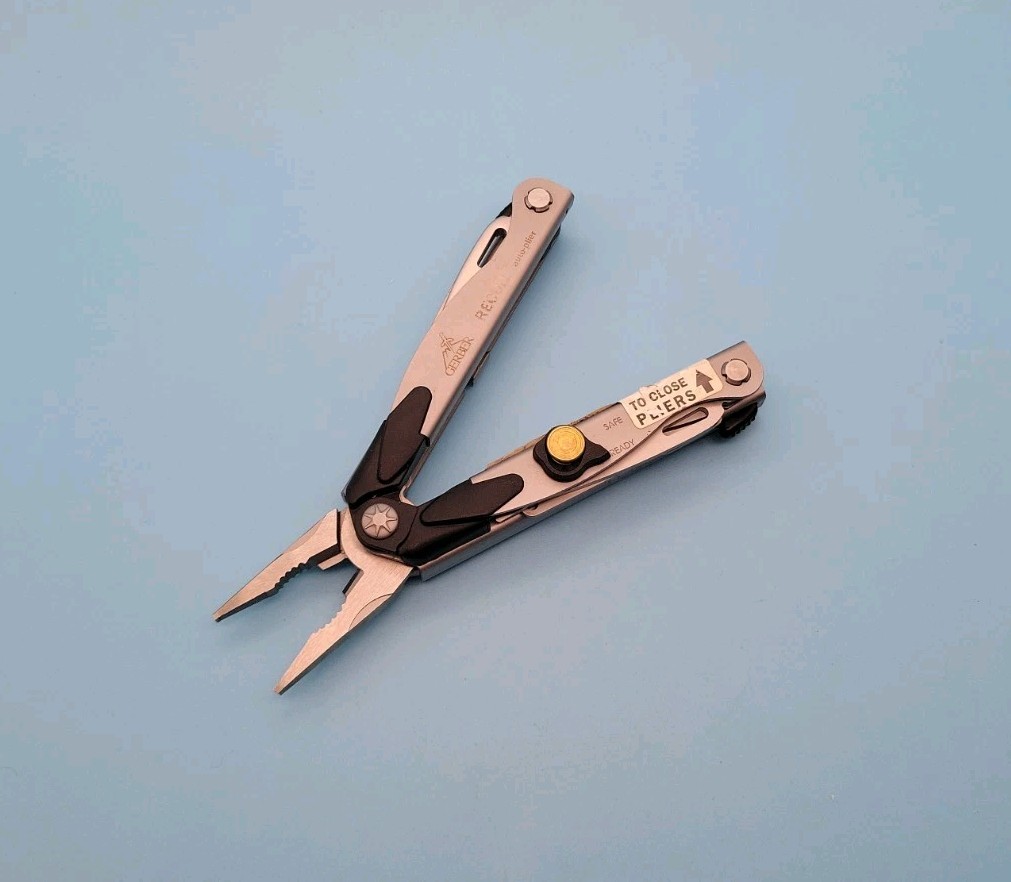 Gerber Recoil Multi-Tool – Needle Nose Auto-Plier – Pliers, Knife, Scissors