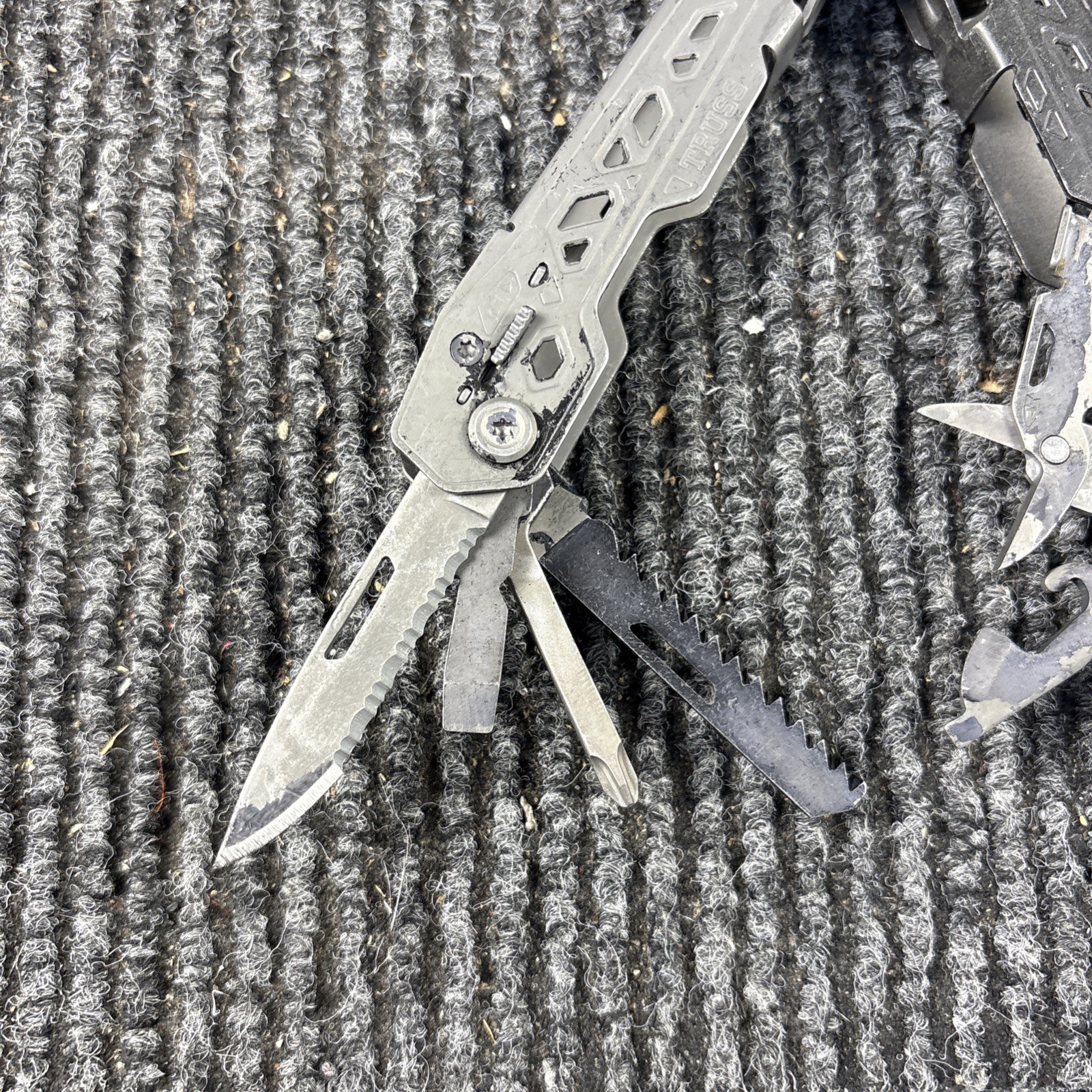 One Gerber Truss 17-in-1 Pliers Multi Tool TSA – Gray (014)