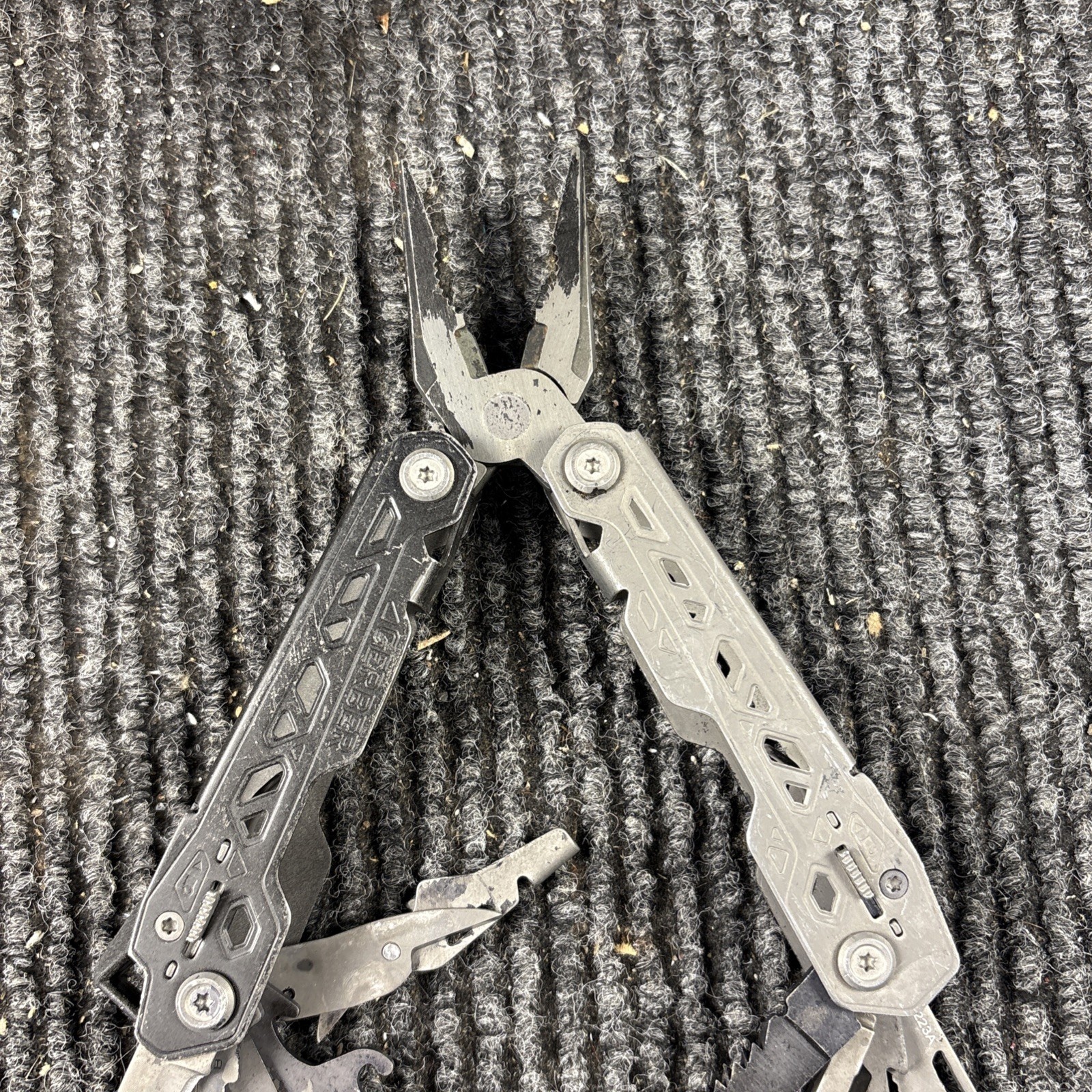 One Gerber Truss 17-in-1 Pliers Multi Tool TSA – Gray (014)