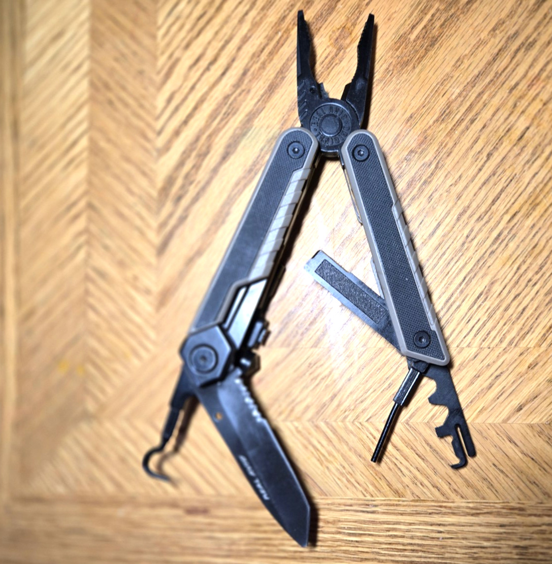 Real Avid Multi-Tool AR15 Hunting Rifle Tool Pliers Knife w/ Sheath
