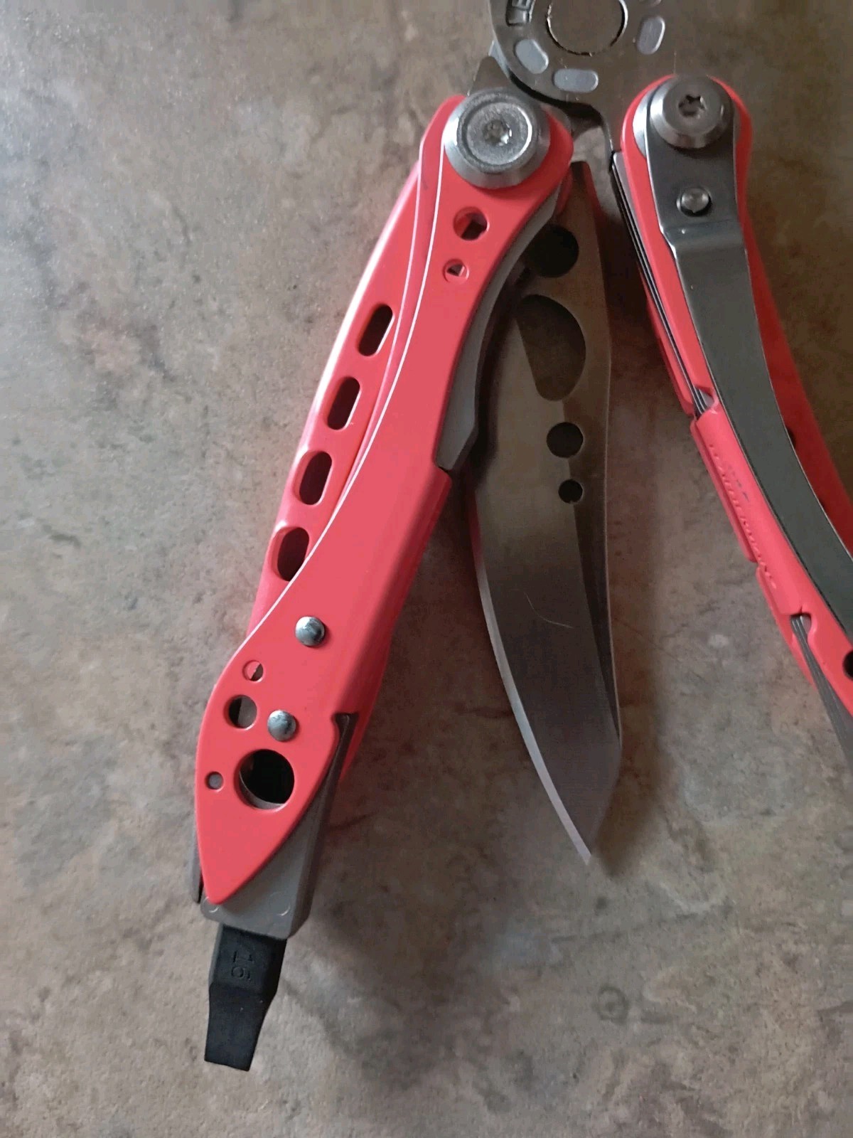 LEATHERMAN, Skeletool 7-In-1 Lightweight, Minimalist Multi-Tool Guava