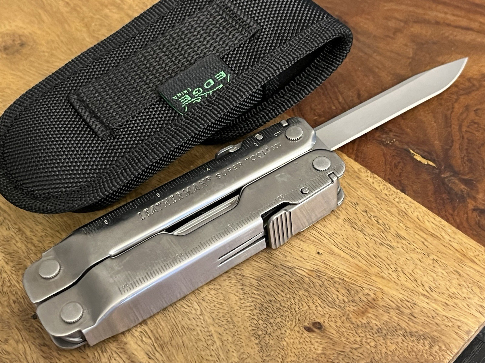 Leatherman Super Tool 300 Multitool w/Beautiful Sheath