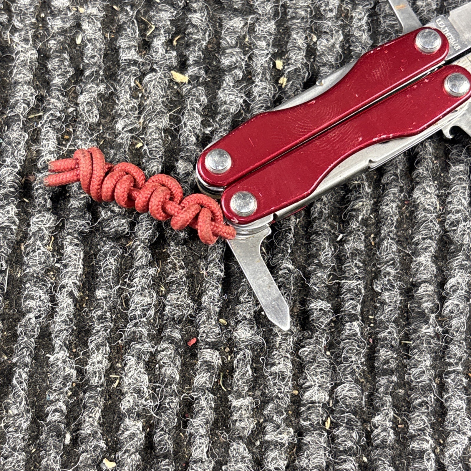 Leatherman Squirt S4 Stainless Steel Multitool Keychain – Red (187)