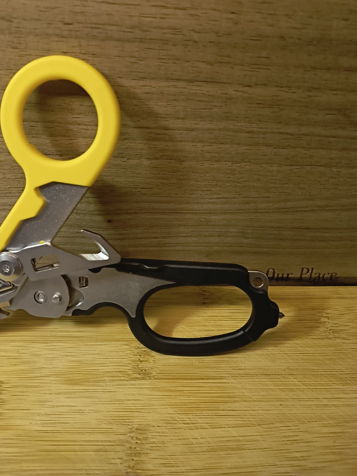 6 In 1 Trauma Shears Multi Tool Compared To Raptor Black/Yellow Carry Case Clip
