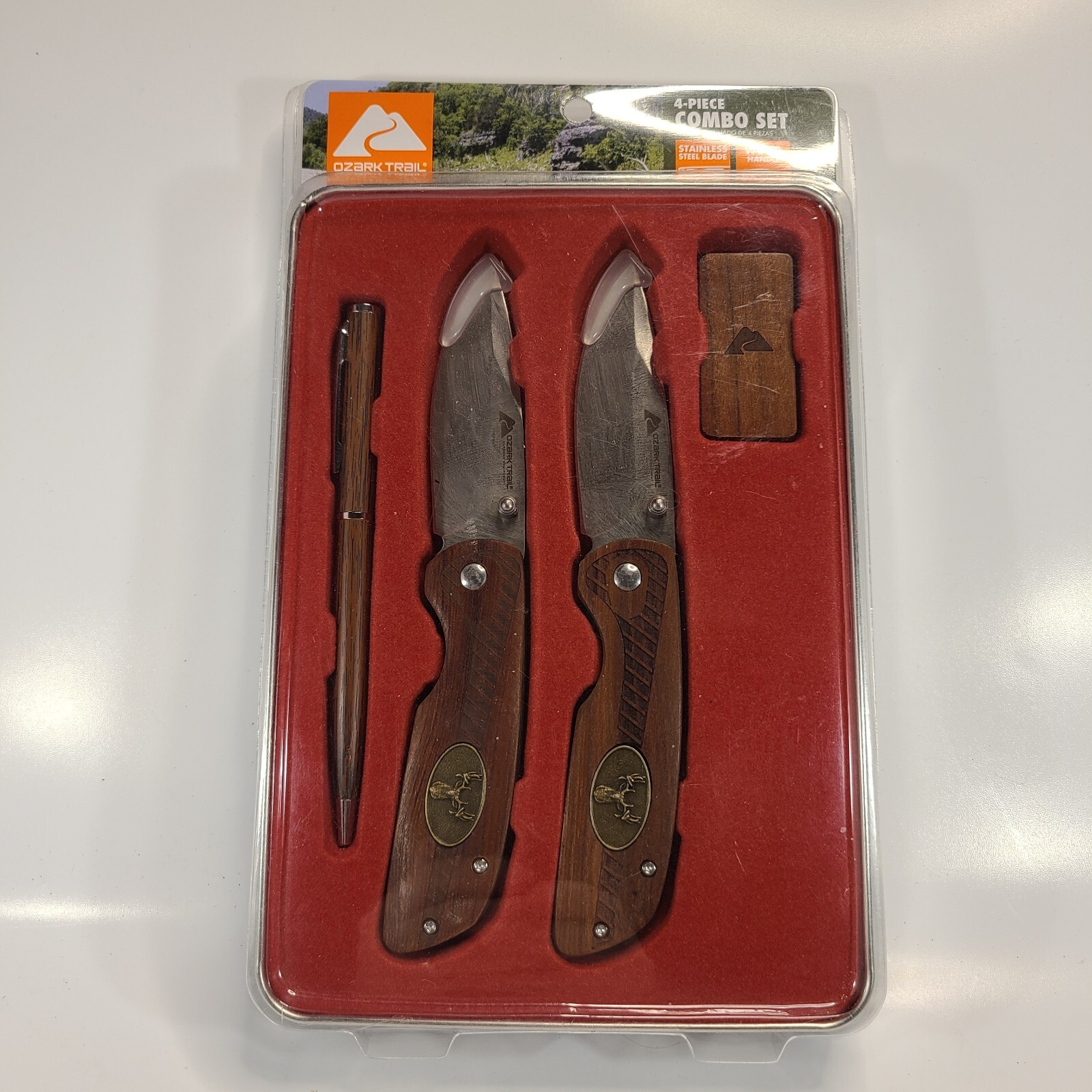 OZARK TRAIL 4 PIECE COMBO SET 2-6.5″ KNIVES DEER TIN MONEY CLIP & PEN NIB