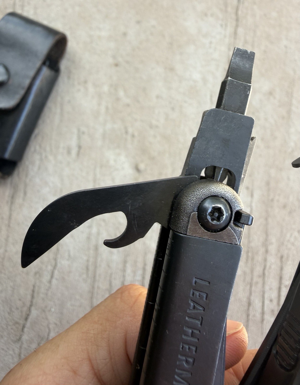 LEATHERMAN WAVE BLACK OXIDE STAINLESS STEEL FOLDING MULTI TOOL IN LEATHER SHEATH