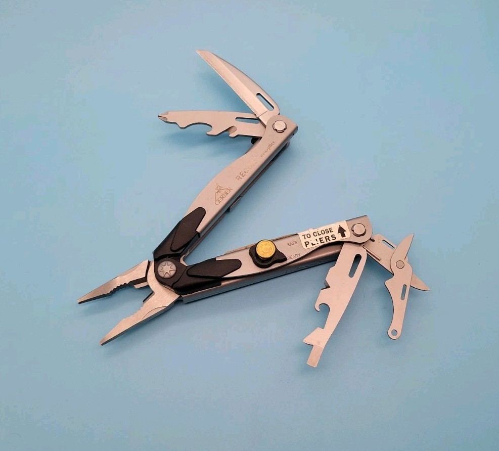 Gerber Recoil Multi-Tool – Needle Nose Auto-Plier – Pliers, Knife, Scissors