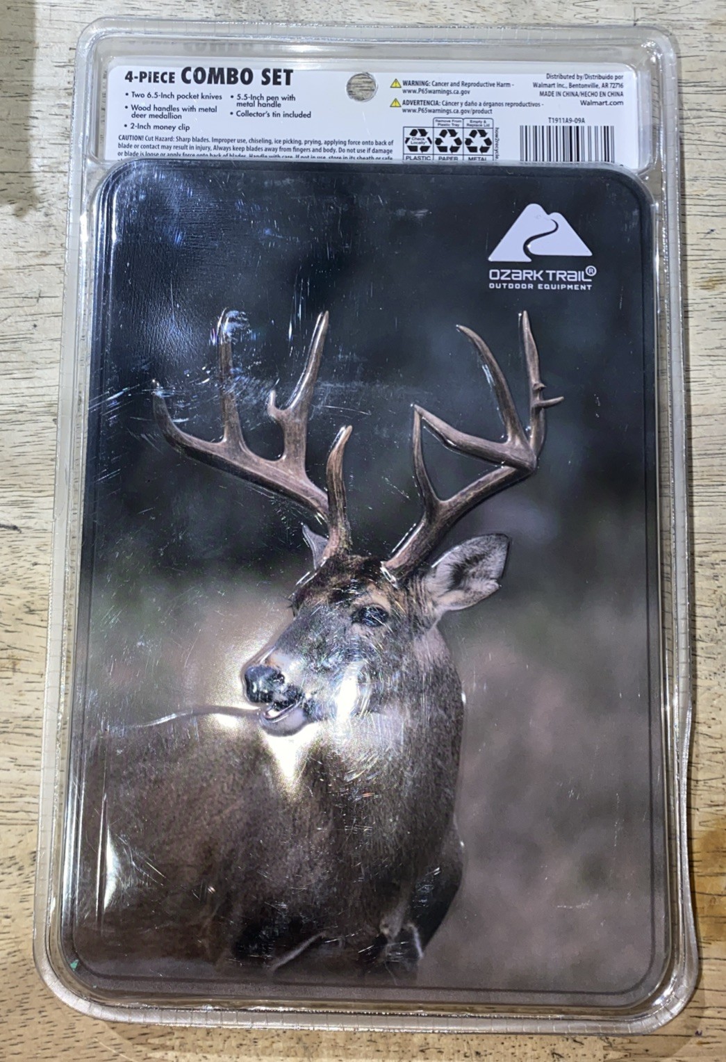 OZARK TRAIL 4 PIECE COMBO SET, 2 – 6.5″ KNIVES, DEER TIN, MONEY, CLIP & PEN