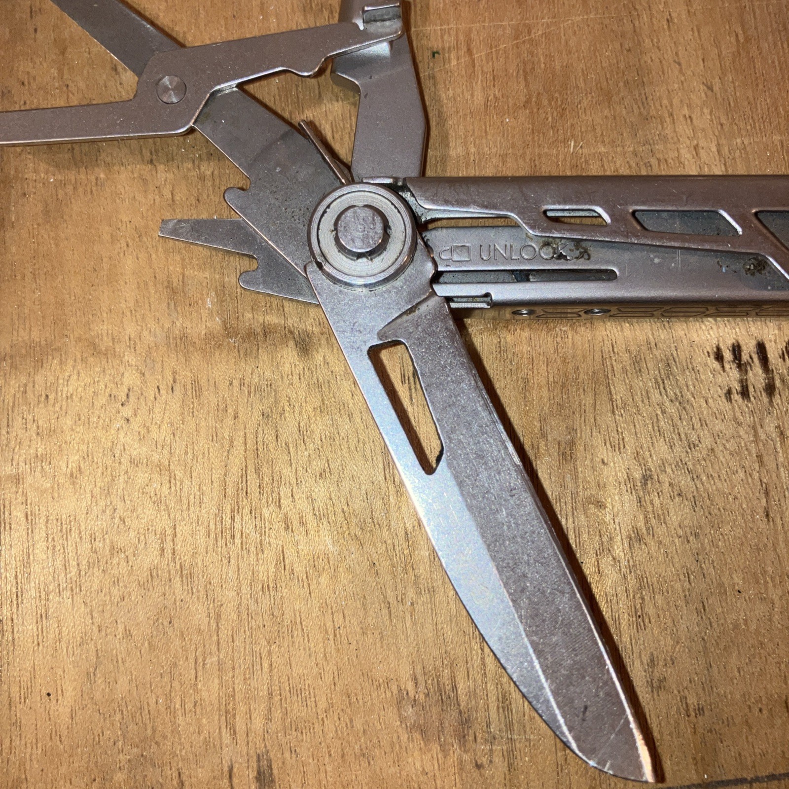 Gerber Armbar Slim Cut Multi Tool 2.5″ S.S. Blade Scissor Bottle Opener