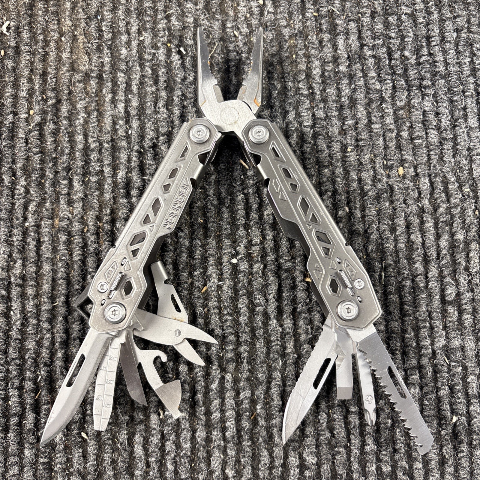 One Gerber Truss 17-in-1 Pliers Multi Tool TSA – Gray (017)