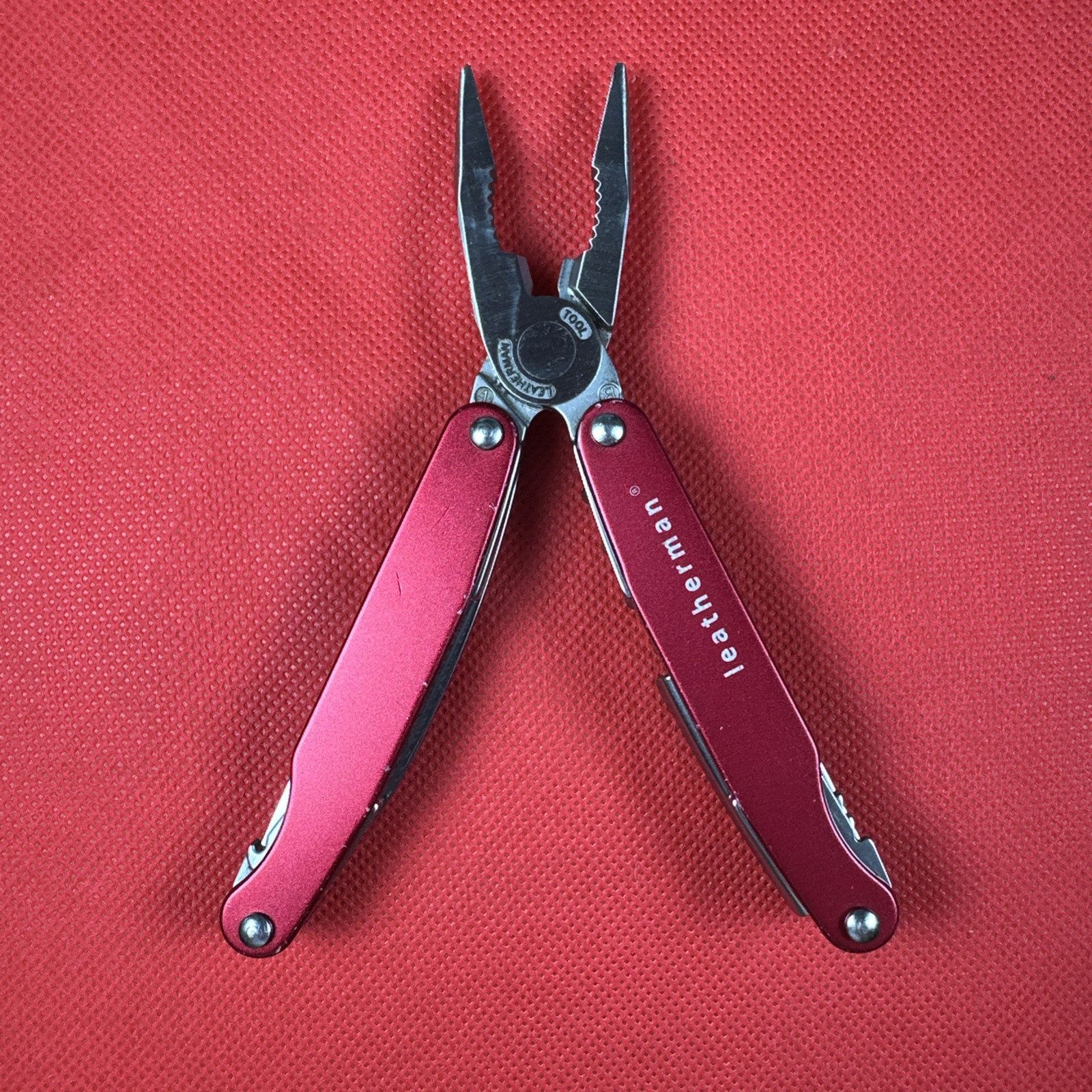 Retired Red Gen 1 Pat pending Leatherman Juice C2 Multitool + pouch.