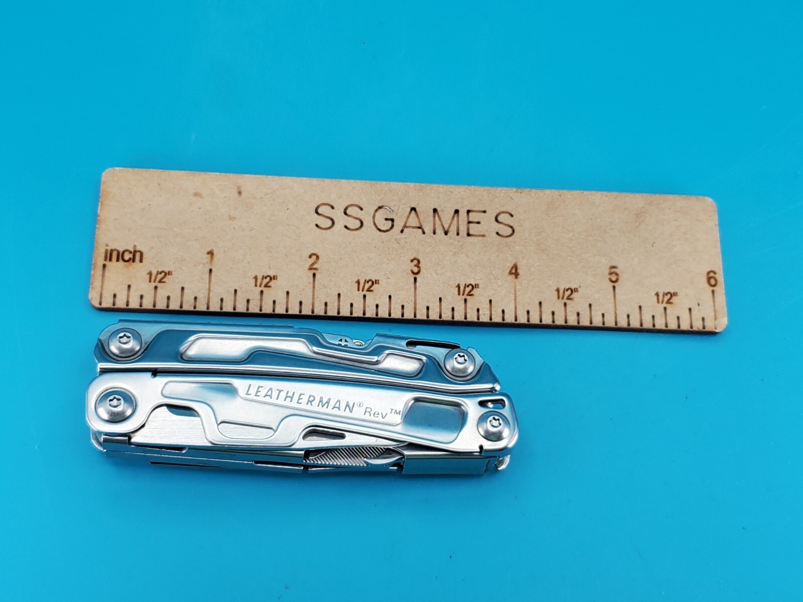 Leatherman Rev 3.8″ Multi-Tool, Stainless! *MINOR RUST ON ITEM*