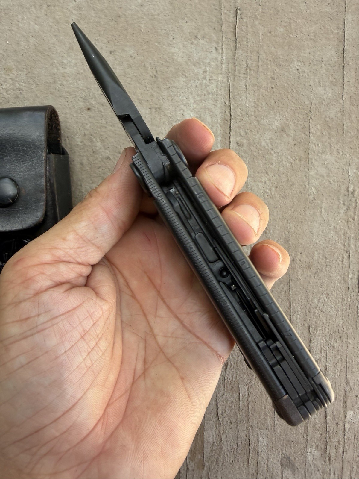 LEATHERMAN WAVE BLACK OXIDE STAINLESS STEEL FOLDING MULTI TOOL IN LEATHER SHEATH