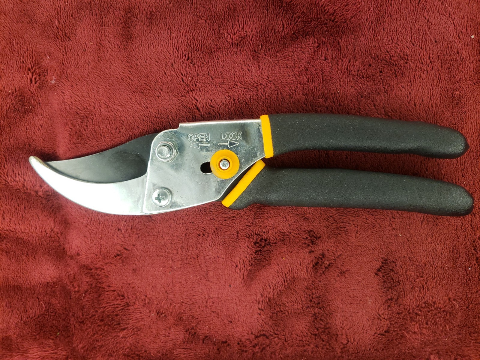 Fiskars AD0624 8.5″ Pruner Steel Blade & Non Slip Handle