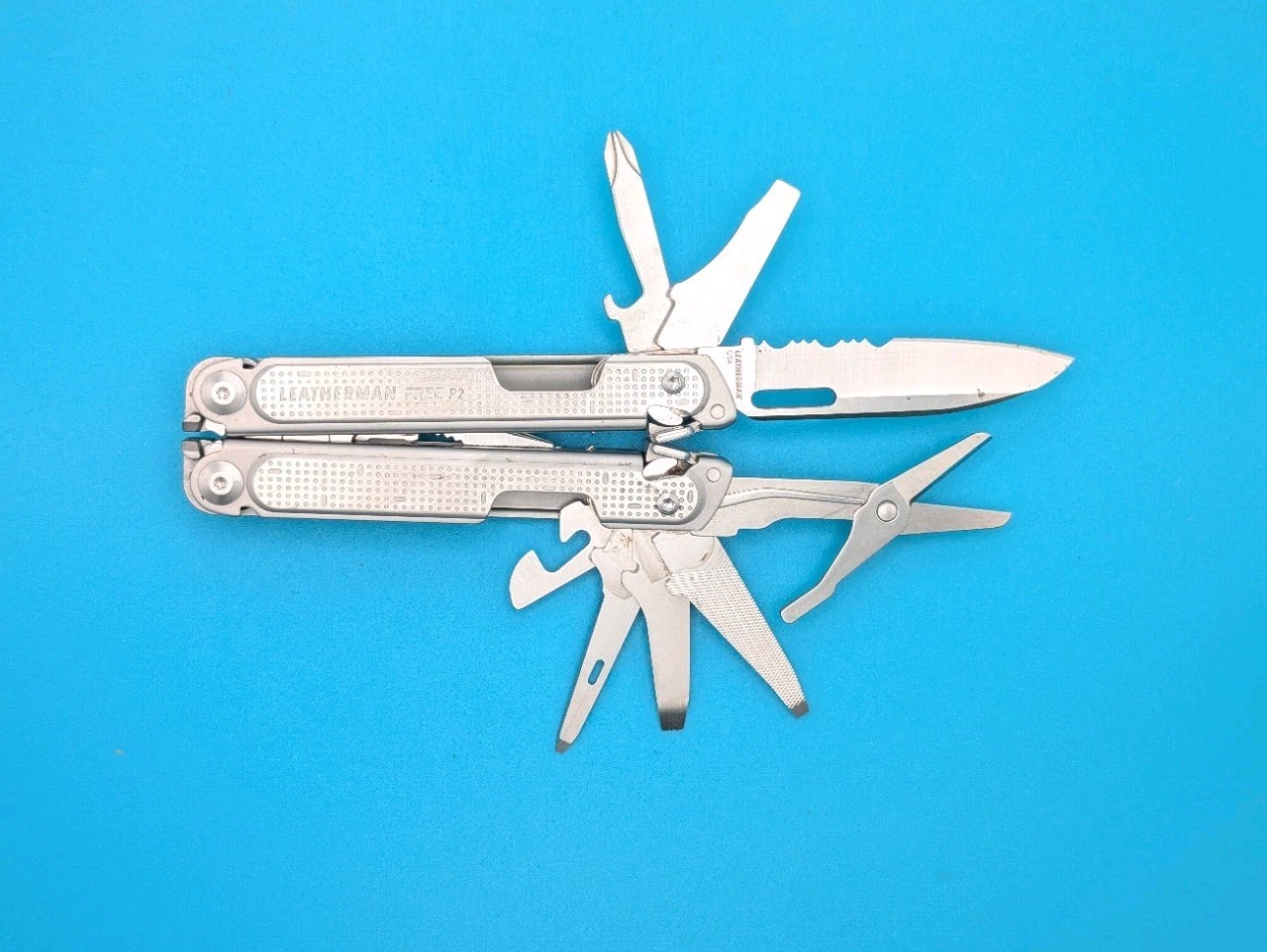 Leatherman FREE P2 Stainless Multi-Tool! WITH SHEATH!