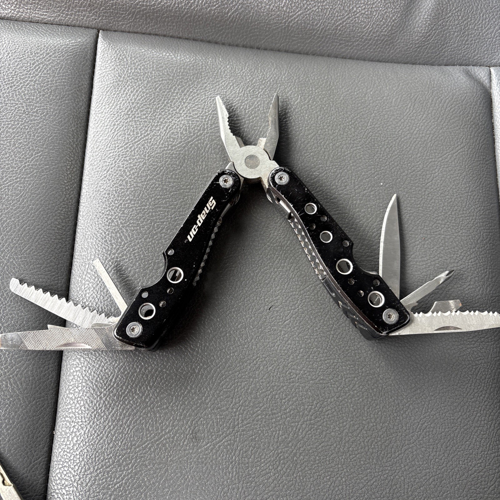 Snap-On Stainless Steel BlackPocket Multi-Tool 9-in-1 Pliers Saw Knife File More