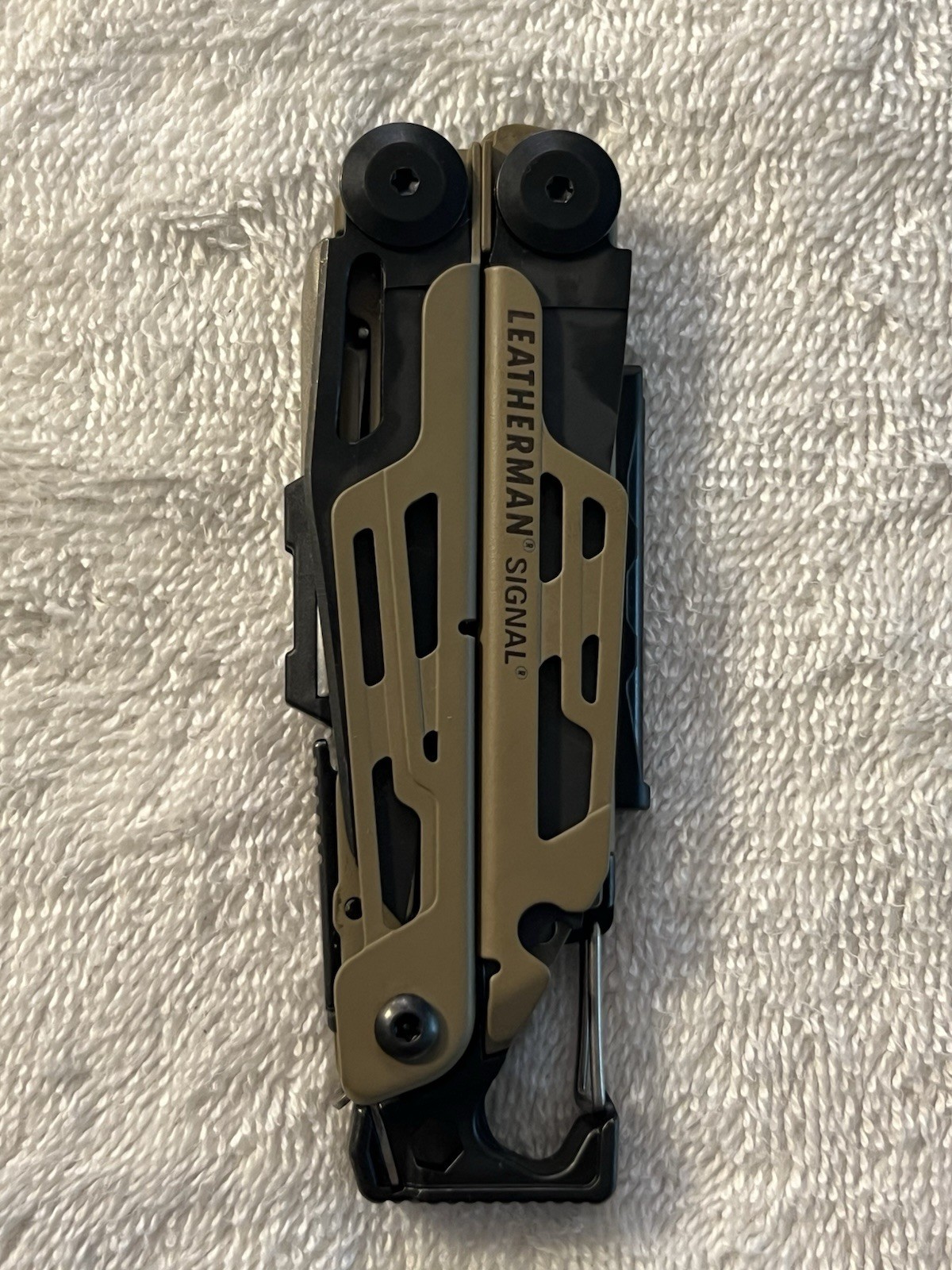 LEATHERMAN® SIGNAL® 19 Tool Stainless Steel Multitool in Coyote Tan Color 832720